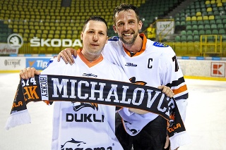 Kapitán Marek Kolba (vpravo) s fanúšikom oslavujú úspech zemplínskeho hokeja. 