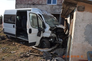 Mikrobus v Turni nad Bodvou (okres Košice - okolie) narazil do drevárne na dvore rodinného domu.