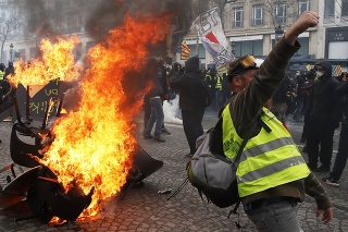 Protesty vo Francúzsku sa už podľa prezidenta zmenili na výtržníctvo.
