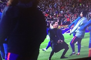 Tréner futbalistov Atlética Madrid Diego Simeone a jeho nechutné gesto.
