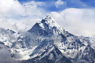 Slovenských horolezcov zasiahla lavína pri vzostupe na Everest. 