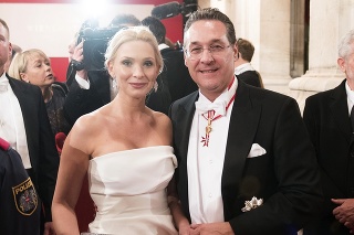 Heinz-Christian Strache s manželkou Philippou.