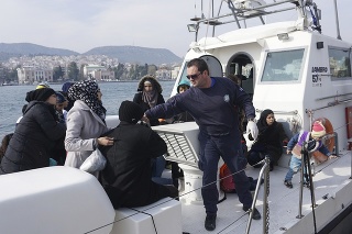 V Grécku preslávaný člen pobrežnej stráže Kyriakos Papadopoulos zachránil viac ako 5-tisíc utečencov.