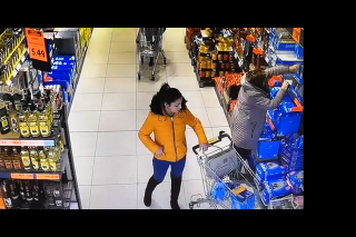 Polícia hľadá zlodejku, ktorá staršej pani ukradla v obchode kabelku.