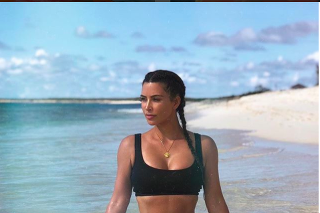 Kim Kardashian si užíva dovolenku na Barbadose.