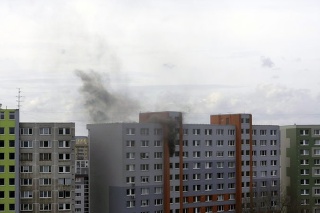25 hasičov momentálne zasahuje pri požiari na Víglašskej ulici v Bratislavskej Petržalke.
