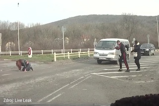 Pasažierka letela z auta cez dva pruhy: Mrazivá autonehoda v Rusku