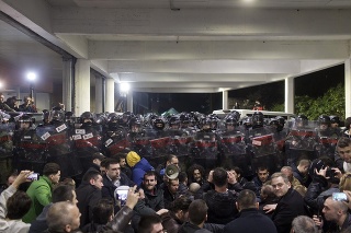 Desiatky ľudí vtrhli do Belehradskej televízie.