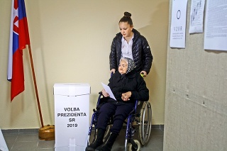 Volebná urna: Babku Aničku (100) dotlačila na vozíku pravnučka Simonka (15).