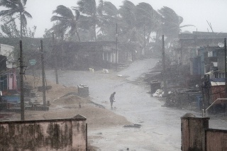 Cyklón Titli zasiahol východ Indie.