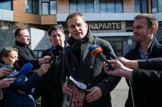 Igor Matovič počas tlačovej konferencie pred komplexom Bonaparte.