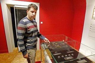 Historik Jakub Šnajder ukazuje vitríny napojené na políciu.