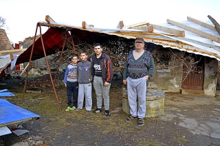 2019: Starký Jozef Varga (74) z Fiľakova spolu s tromi vnúčikmi, o ktorých sa s láskou dlhé roky stará, znova prišli o strechu nad hlavou. 