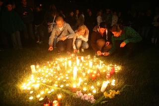 Obete streľby v Devínskej Novej Vsi si uctili zapálením sviečok.