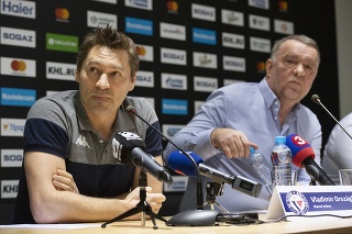 Zľava tréner tímu Vladimír Országh a športový riaditeľ Oldřich Štefl počas tlačovej konferencie hokejového klubu HC Slovan Bratislava.