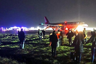 Londýn Letisko Stanstend, 1.3.2019 o 20.25: Niektorí cestujúci si odstavený stroj fotili, iní v šoku telefonovali s príbuznými