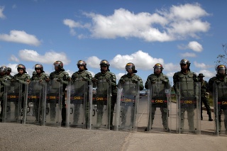 Venezuelskí vojaci zabili dvoch ľudí a desiatky ďalších zranili.