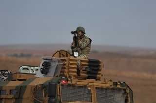 Turecký vojak pri hraniciach so Sýriou.