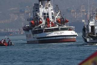 Loď s 30 migrantmi na palube zakotvila v Barcelone. 