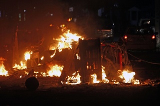 Zhorené autá po bombovom útoku