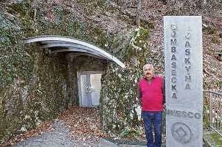 Správca Gombaseckej jaskyne Ján Ambrúž pred vchodom do podzemia, odkiaľ odchádzajú salamandry škvrnité.