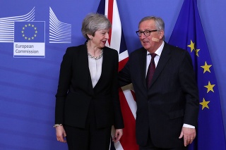 Theresa Mayova a Jean-Claude Juncker.