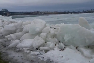 Kusiská ľadových krýh doslova vyskakovali z Niagary na cestu: Oblasťou sa prehnala vlna ľadového tsunami
