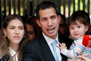 Líder venezuelskej opozície Juan Guaidó s manželkou a dcérkou