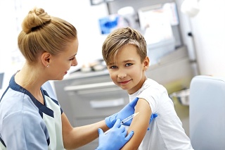 Počet odporcov očkovania klesá.