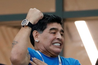 Diego mával rukami, gestikuloval akoby bol tréner. 