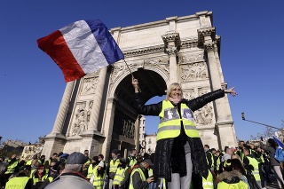 Protestujúci v žltých vestách vo Francúzsku.