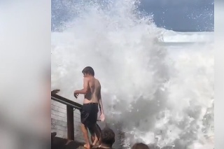 Počasie v Austrálii donútilo uzavrieť pláže: Deti si v obrovských vlnách našli zábavu, surfisti vyrazili za dobrodružstvom