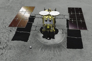 Na počítačovej snímke japonská sonda Hajabusa 2 na asteroide Rjugu.