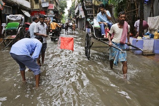 Indiu sužujú povodne, desiatky ľudí prišli o život.