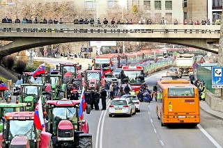 Nespokojní farmári traktormi zablokovali cestu  na Moste SNP.