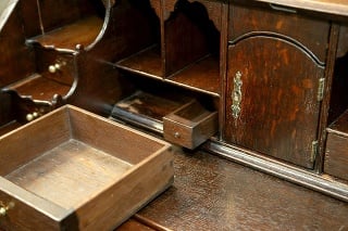 Písací stôl ukrýval tajnú zásuvku.