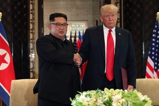 Kim Čong-un a Donald Trump sa konečne stretli. 
