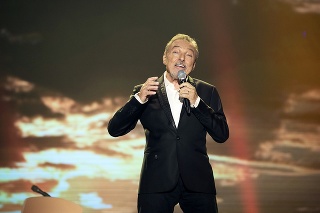Spevák Karel Gott.