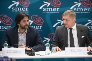 Zľava podpredseda Robert Kaliňák a predseda Robert Fico počas tlačovej konferencie strany SMER