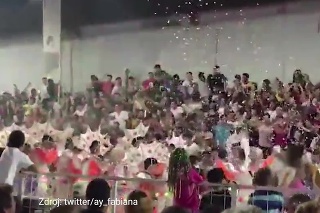 Hrôzostrašný moment na karnevale: Pod divákmi sa zrútila časť tribúny na štadióne