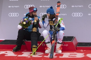 Na snímke vpravo slovenská lyžiarka Petra Vlhová s bratom Borisom Vlhom.