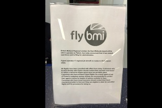 Stovky cestujúcich postihol náhly kolaps britskej leteckej spoločnosti Flybmi.