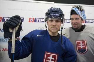 Na snímke v popredí najproduktívnejší hráč Tipsport Ligy Michal Krištof a v pozadí brankár Ján Laco.