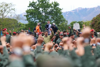 Venezuelský prezident Nicolás Maduro medzi vojakmi na základni Fort Tiuna v Caracase