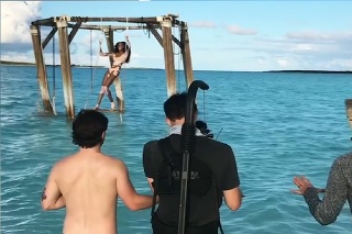 Modelka známa vďaka kožnej chorobe: Fotenie na Bahamách bolo šialene sexi, ale... kde sú plavky?