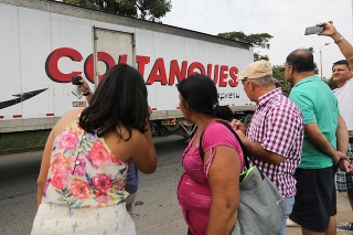 Kamióny s humanitárnou pomocou dorazili na kolumbijsko-venezuelskú hranicu.