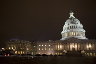 Svetlá Capitolu svietili dlho do noci. Kongresmeni totiž schvaľovali dohodu o odvrátení pádu z fiškálneho útesu. 