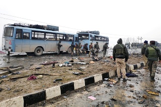Samovražedný útok na indických policajtov  si vyžiadal 44 obetí.