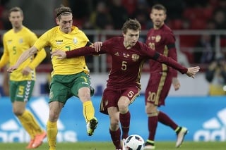 Pavel Mamajev (vpravo) počas prípravného zápasu s Litvou.