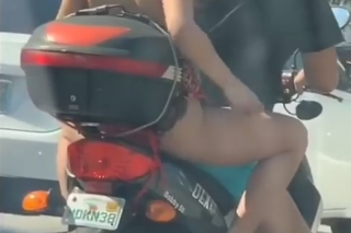 Žena si počas jazdy na motorke holila nohy.